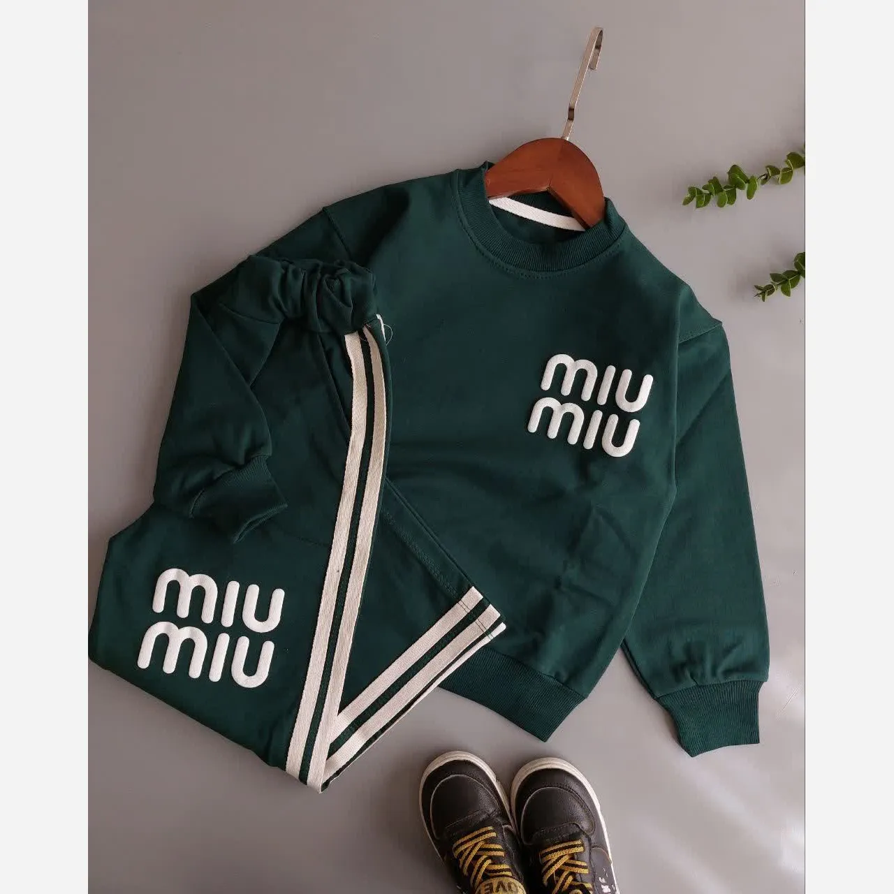 ست بلوز شلوار پسرانه دورس دونخ لاکرا طرح miu miu سبز و نوک مدادی سایزبندی 45 تا 65